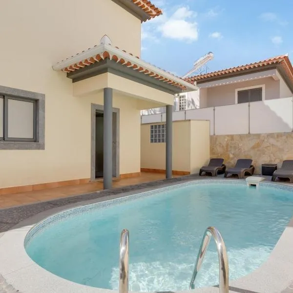 Casa Amarela With Heated Pool & Games Area, hotel v Funchale