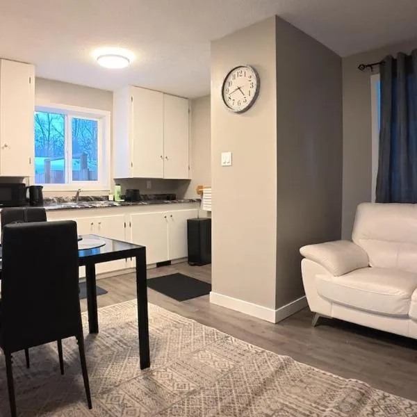 Entire Private Unit, Free Parking, Self Check-In, hotel in Saskatoon
