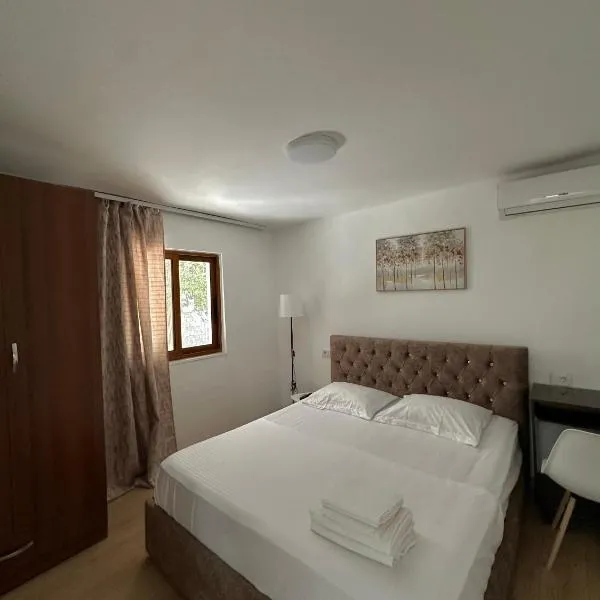 Quiet Courtyard Retreat - Heart of Gjirokastër, Hotel in Gjirokastra