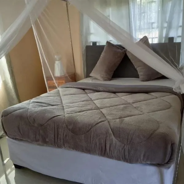 Dewclaw Baobab Safari Lodge, מלון בMfuwe