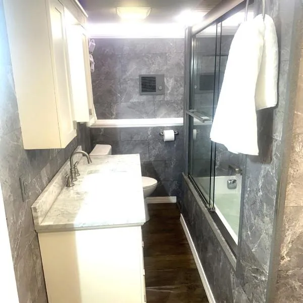 Secret Hot Tub King Haven Hideout, khách sạn ở Moorhead