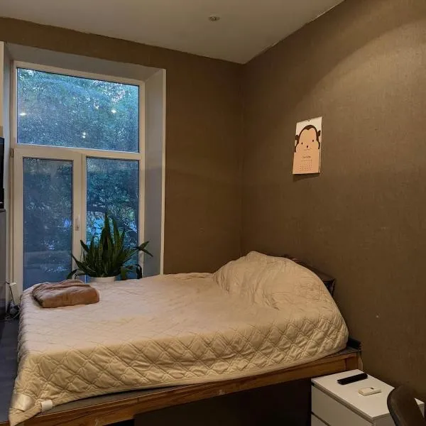 A room in a communal apartment near the railway station, ξενοδοχείο στην Οδησσό
