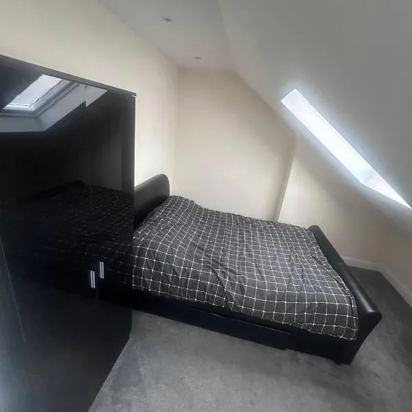 London ,Budget Double room, Not 3 star hotel ,it is just a budget friendly-No towel provided -Quite and Close to amnesties-walking distance to Hanger lane and park royal stations and busses just short distance -Elizabeth line, hotel a Londres