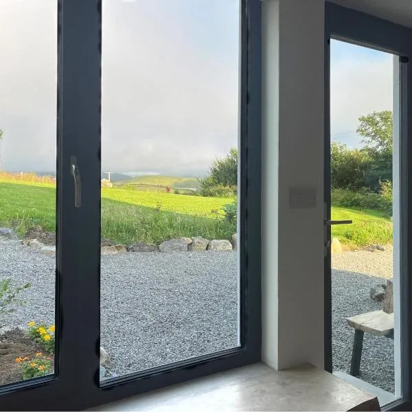 Rowan Beg Retreat - Mountain View Apartment, hotel di Renvyle