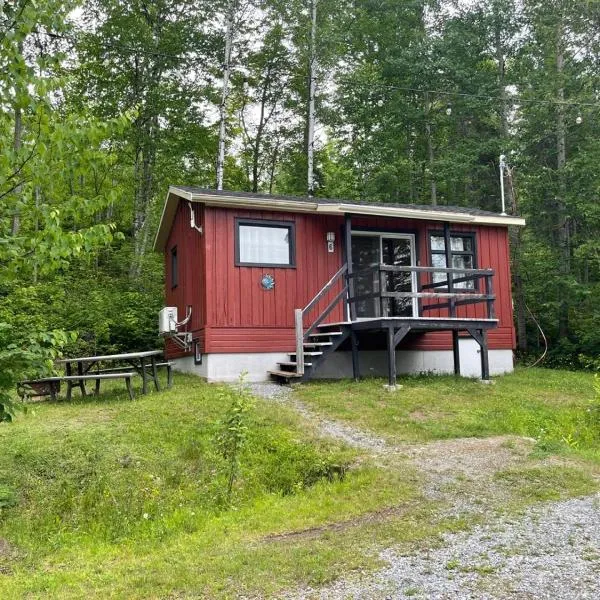 Mini chalet intime votre escapade d ete au lac, hotelli kohteessa Pohénégamook