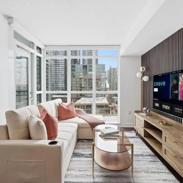 Sleek 2BR Waterfront Condo Perfect City Getaway, hotel v Torontu
