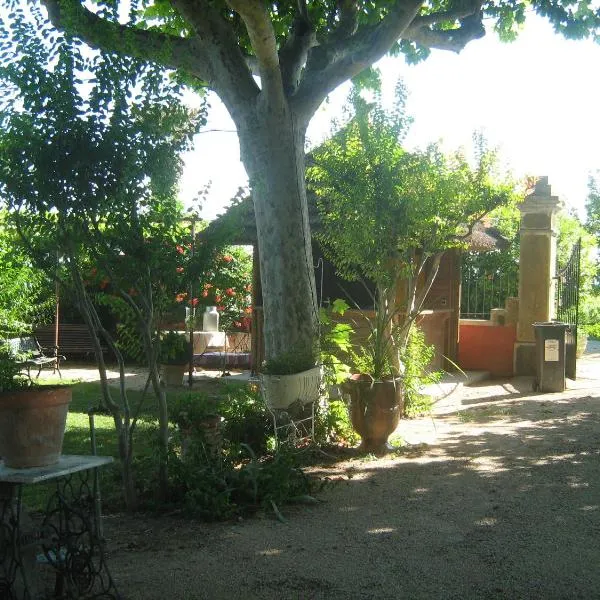 Les Gîtes de Grand Père Jules, hotel in Violès