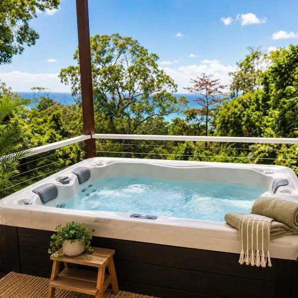 Sky: rainforest and ocean views with jacuzzi, hotel in Miallo