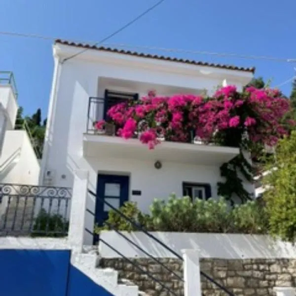 Zaros House. Two-Bedroom Traditional House with Sea Views in Kioni., viešbutis mieste Kiónion