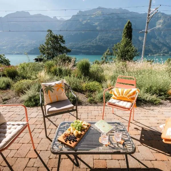 FLORA BAY Spacious Lake and Mountain View Apartment, hotel in Niederried