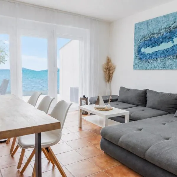 BALATON A KERTBEN - BALATON IN THE GARDEN - Beachfront villas with beautiful view, private beach, hotel in Balatonfenyves