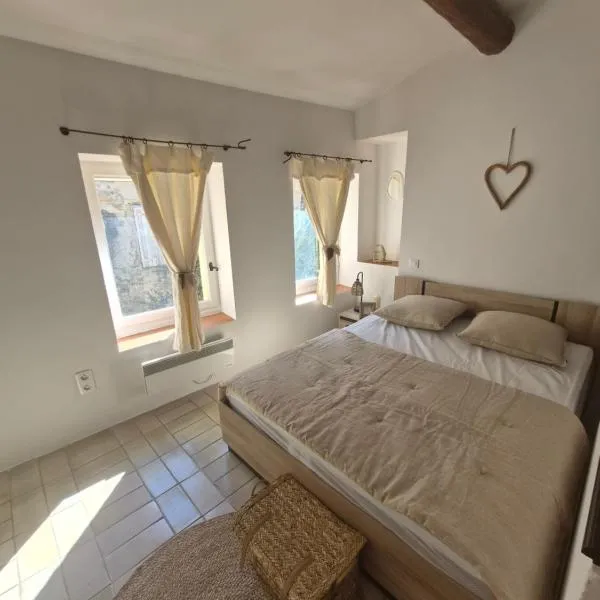 Appartement T1 centre Lourmarin, hotel i Lourmarin