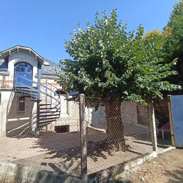 Appartement climatisé avec cour et jardin, hotel a Saint-Jean-dʼAngély