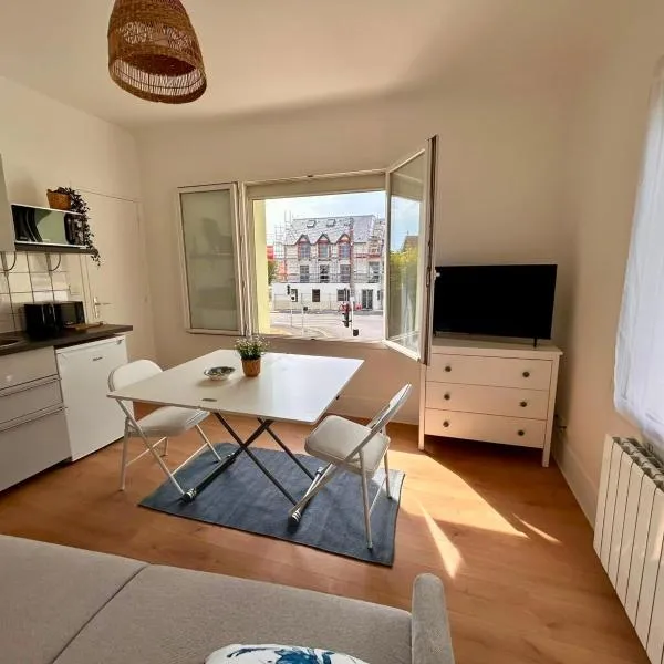studio lumineux à 2 pas de la plage avec parking privé, khách sạn ở Ouistreham