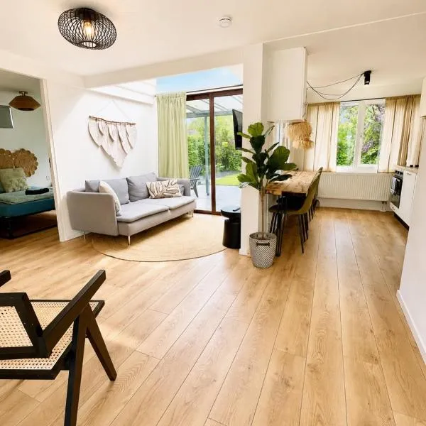 Cozy family chalet with spacious garden in the nature between Amsterdam Haarlem and Schiphol Airport, hotel in Vijfhuizen