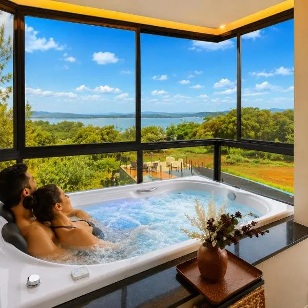 Pousada com piscina, jacuzzi e com vista em Capitólio - Casa Decore, hotel Capitólióban