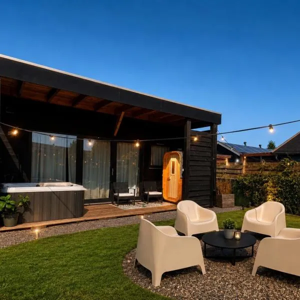 Cozy wellness family house with private garden & jacuzzi & sauna between Amsterdam Haarlem and Schiphol Airport, hotel di Vijfhuizen