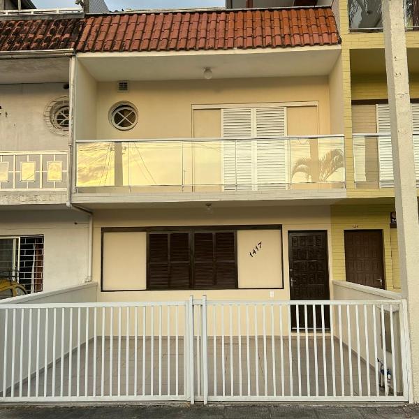Sobrado triplex aconchegante a 500 metros da Praia Central de Guaratuba