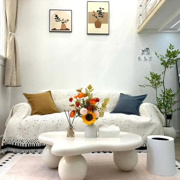Duplex Garden Villa with Private Courtyard Jing'an Villa Near Metro Downtown Shanghai, hotel u Šangaju
