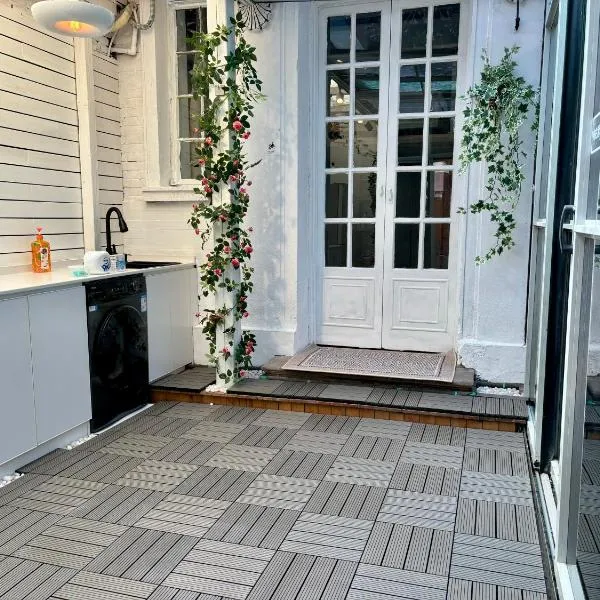 Duplex Garden Villa with Private Courtyard Jing'an Villa Near Metro Downtown Shanghai、上海市のホテル