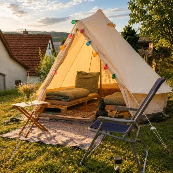 Travel Sleep & Home I Schlafen im Jurtenzelt mit schönem Ausblick, Garten und Natur, готель у місті Burgsinn