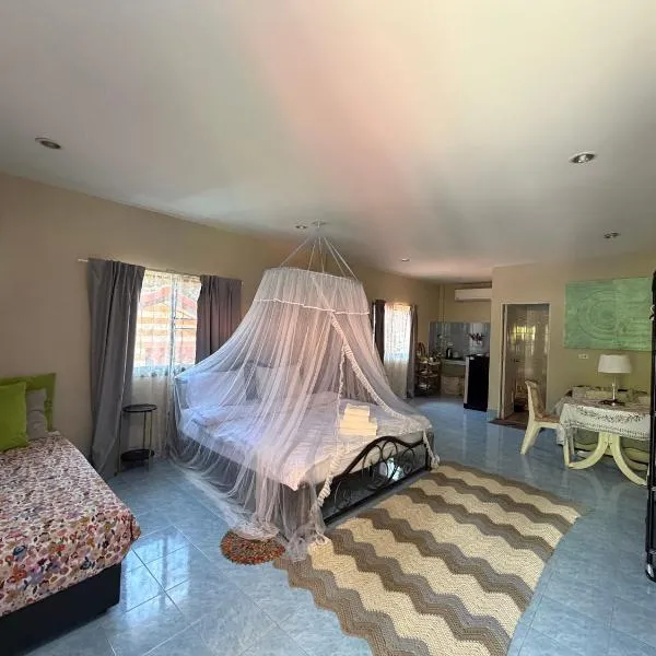 Rustic apartment at YaNui beach, hotel in Phuket