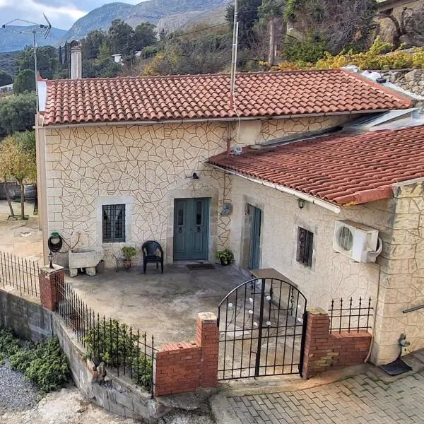 IRENE'S village home, hotel en Loutrákion
