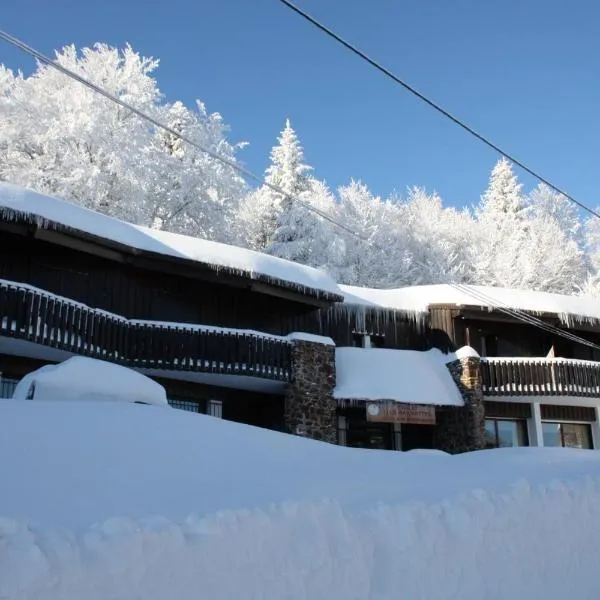 Chalet Hotel Les Marmottes 2 étoiles NN, viešbutis mieste Aston