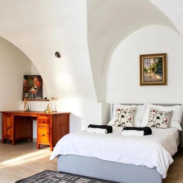 Historic Flat & Private Courtyard, hotel in Bruck an der Leitha