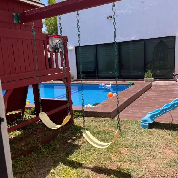 Casa completa, 4 dormitorios, 7 camas dobles, 4 sofá cama, 3 baños 1 en planta baja, cocina equipada, consola Arcade, asador, juguetes para niños, plancha, secadora, cafetera, etc, fraccionamiento privado, zona de vías rápidas y toallas โรงแรมในโทร์เรออน