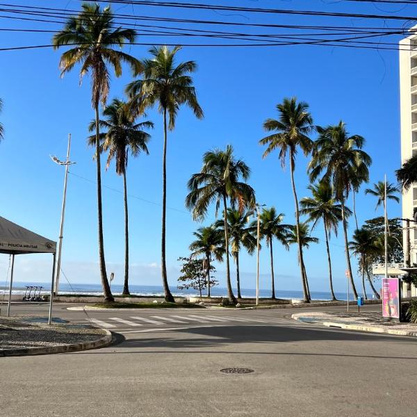 A passos do mar Localização privilegiada na Praia das Pitangueiras, ideal para fazer tudo a pé e aproveitar o serviço de praia