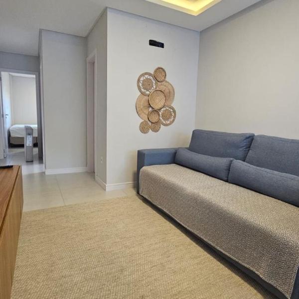 114 - Apartamento com 2 suítes, perto da praia