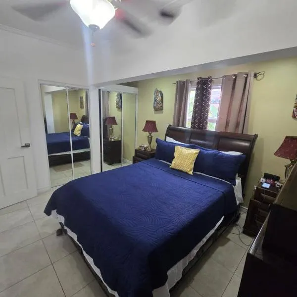Charming Serene 2BR w Pool & Gym Brompton New Kingston, khách sạn ở New Kingston