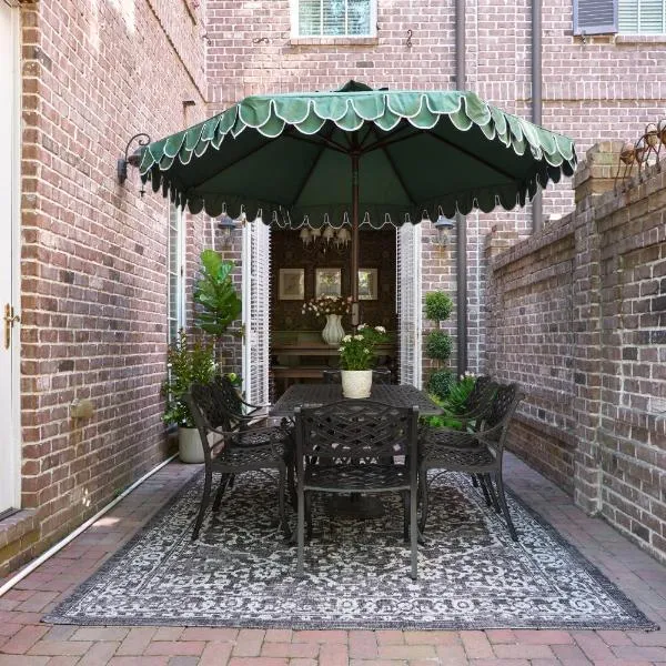 Beautiful 3Bed Townhome in Historic Downtown Savannah، فندق في سافانا