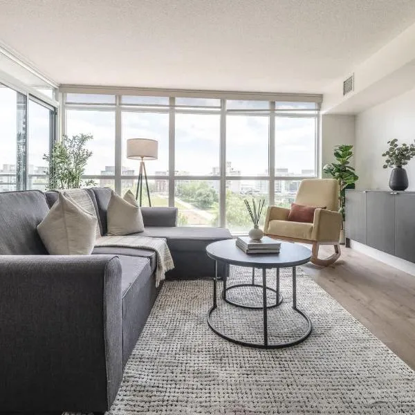 Spacious Downtown Condo - Walk to CN Tower & More, hotelli Torontossa