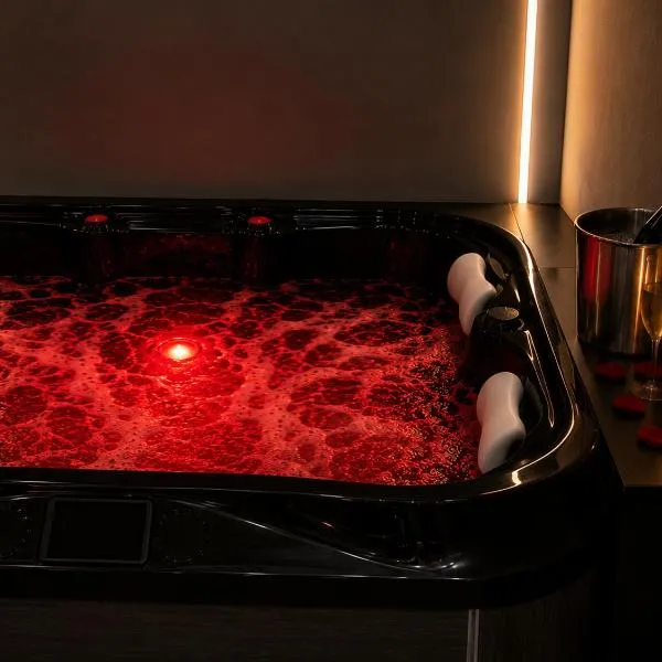 Alto Stays Suite 102 - Romantic Jacuzzi, hotel in Durrës