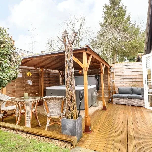 Tiny Home with Hot Tub, hotell i Roydon