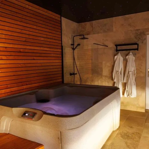 Evasion à deux - Suite romantique avec Spa privatif, hotel a Roanne