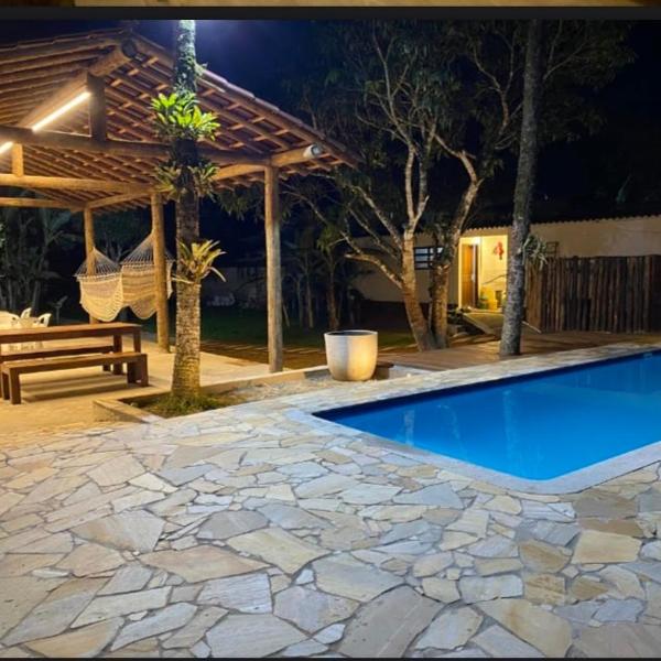 Casa com piscina e churrasqueira, em frente ao rio