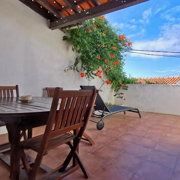 Casa do Terraço by Madrabica, hotel in Atouguia da Baleia