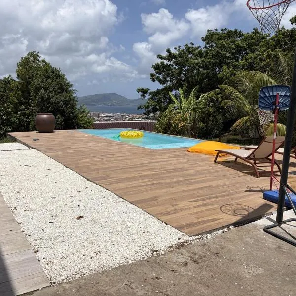 Chaleureux bas de villa piscine vue mer, hotel a Fort-de-France