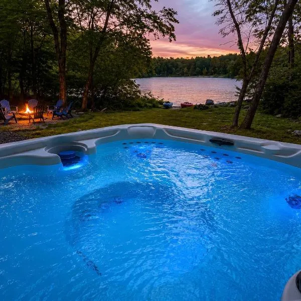 Spacious Waterfront Mansion wHot tubPoolTable, hotel in East Stroudsburg