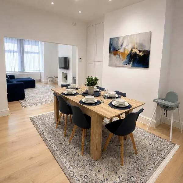 3-Bed Home Walk to Beach & Attractions-Sleeps 6, hotel v Blackpoole