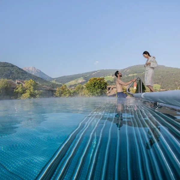 Hotel Fameli, hótel í Valdaora