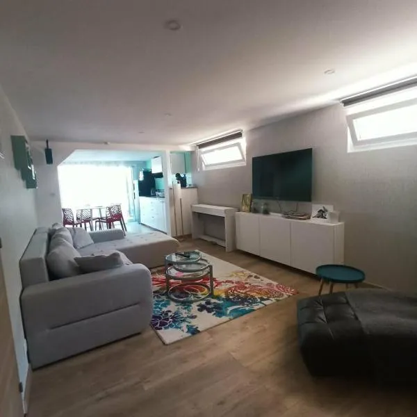 Cozy space with private jacuzzi & pool, Annecy, hotel v mestu Étercy