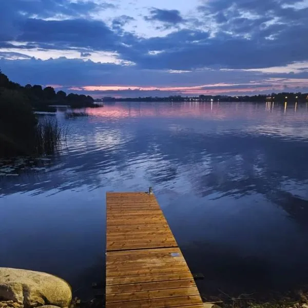 Piestātne Riverside Cabins with Sauna, Hot Tub & Private Pier, hotel en Katlakalns