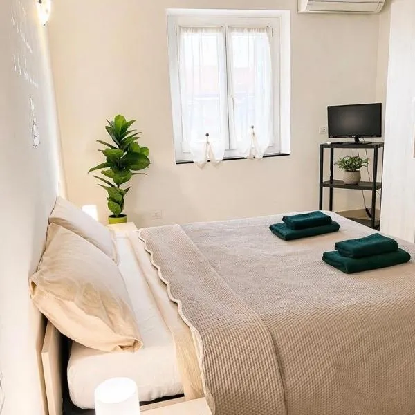 Luxury loft in the center of Savona 5 minutes from the sea Wi-Fi، فندق في سافونا