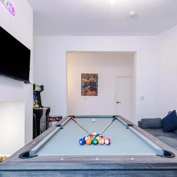 Game Zone, Trafford Centre Nearby, Sleeps 8, Hotel in Manchester