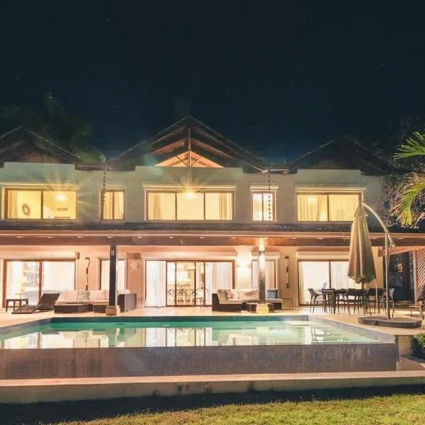 Luxurious Villa at Puerto Bahia with Great Views, hotel v mestu Sabana