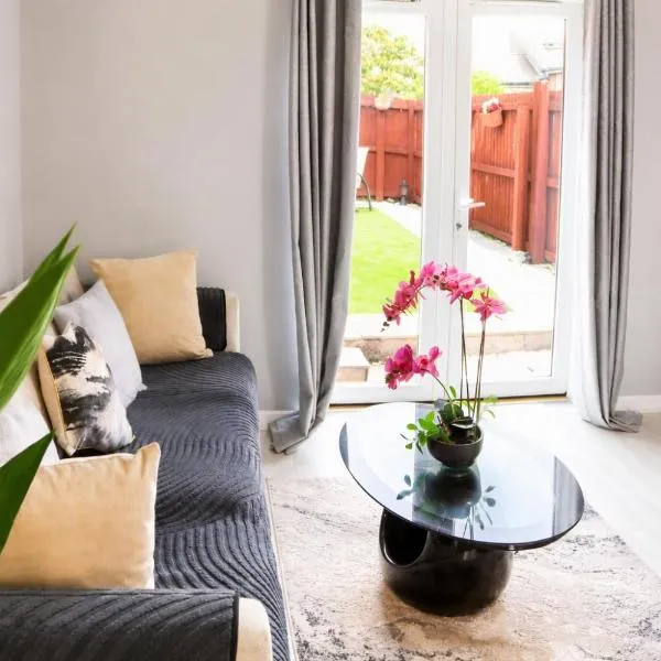 Modern 2BR house 5 min walk LFC Sleep 5 with Free parking, hotel din Liverpool